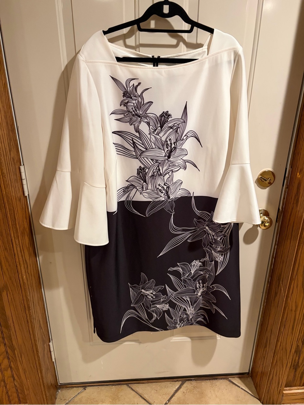 Gabby Skye 24W Black & White Floral Bell Sleeve Dress NWT Plus Size